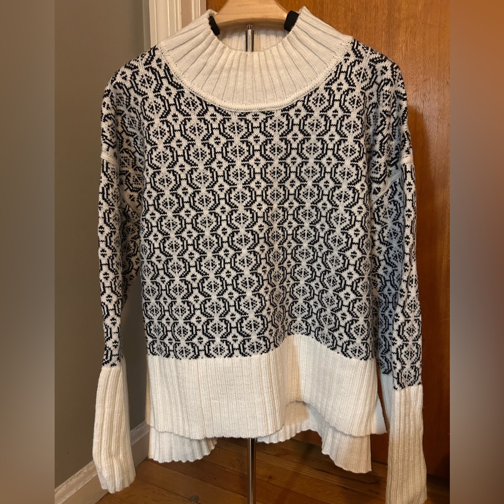 Free Assembly Women's Black and White Sweater